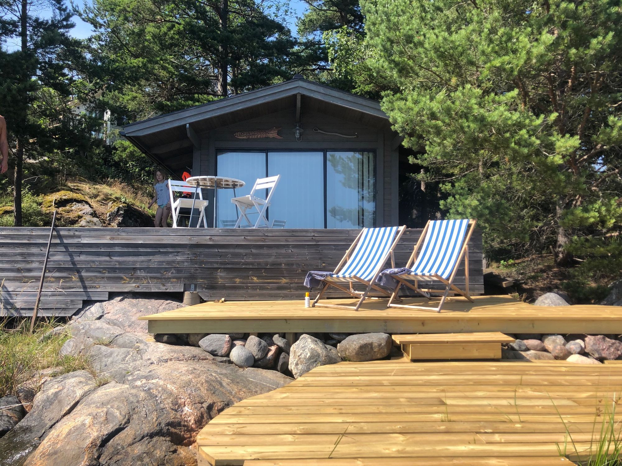 Vacker sjötomt med flera stugor och vedeldad bastu – bild 18 av 23