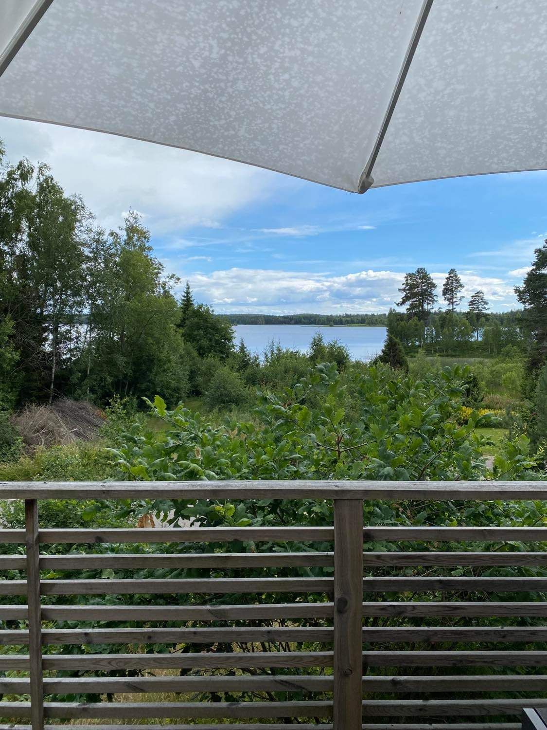 Liten stuga med sjöutsikt – bild 4 av 22