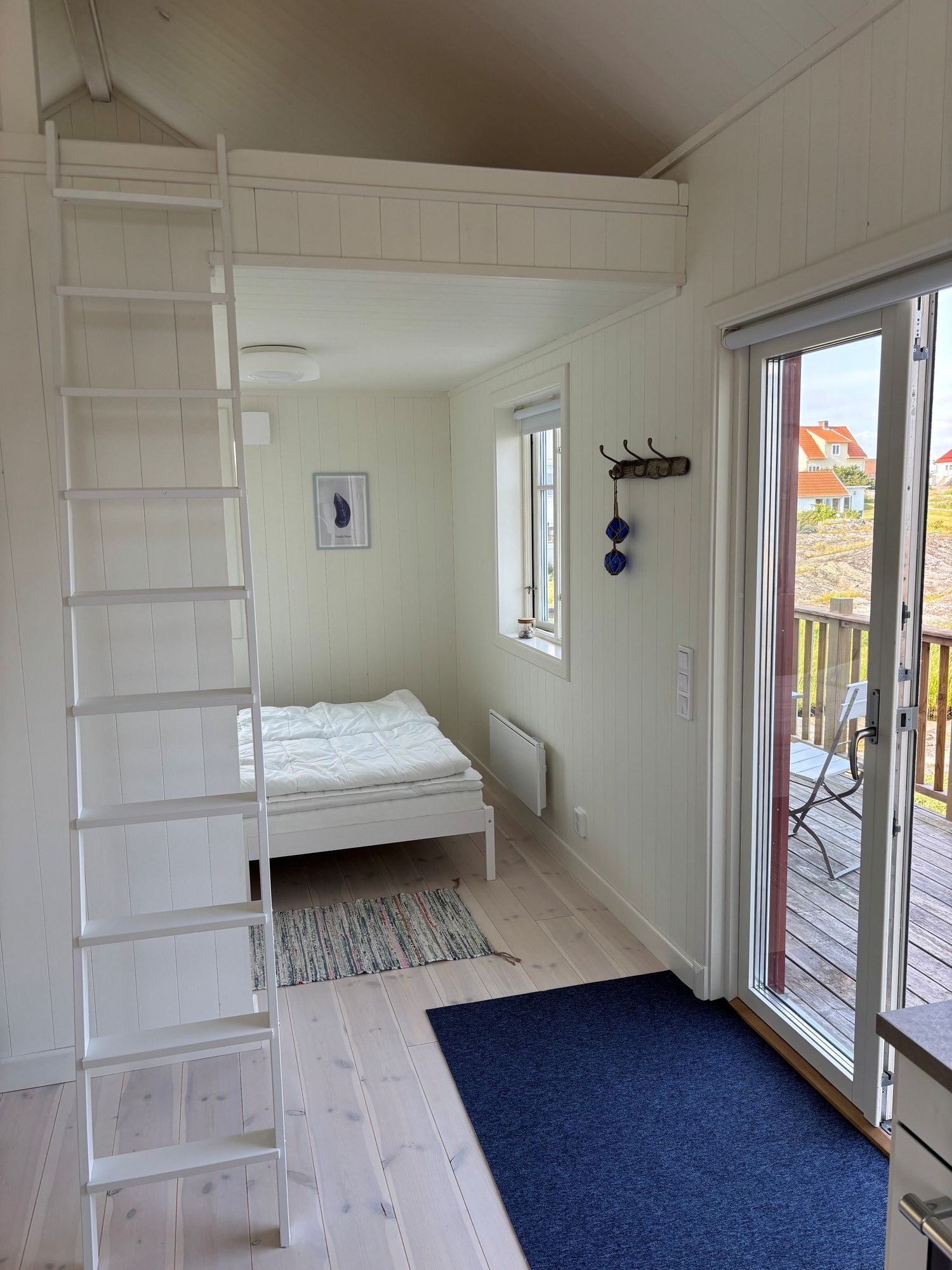 Fräsch liten stuga Härmanö Gullholmen – bild 5 av 9