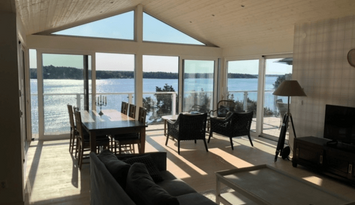 Strandtomt, panorama-havsutsikt, pool och brygga