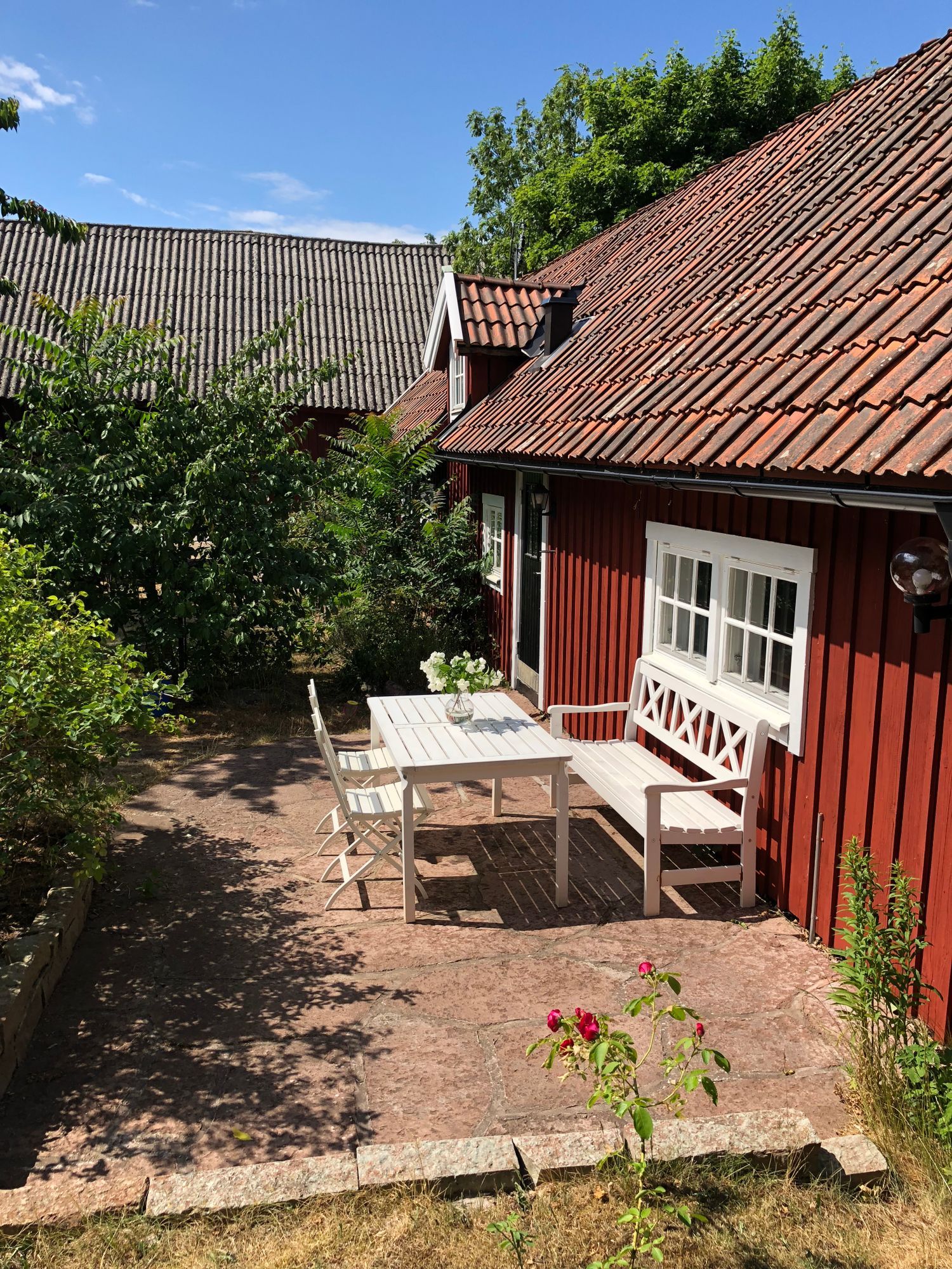 Gårdshus på mysig Ölandsgård i vackra Isgärde by