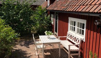 Gårdshus på mysig Ölandsgård i vackra Isgärde by