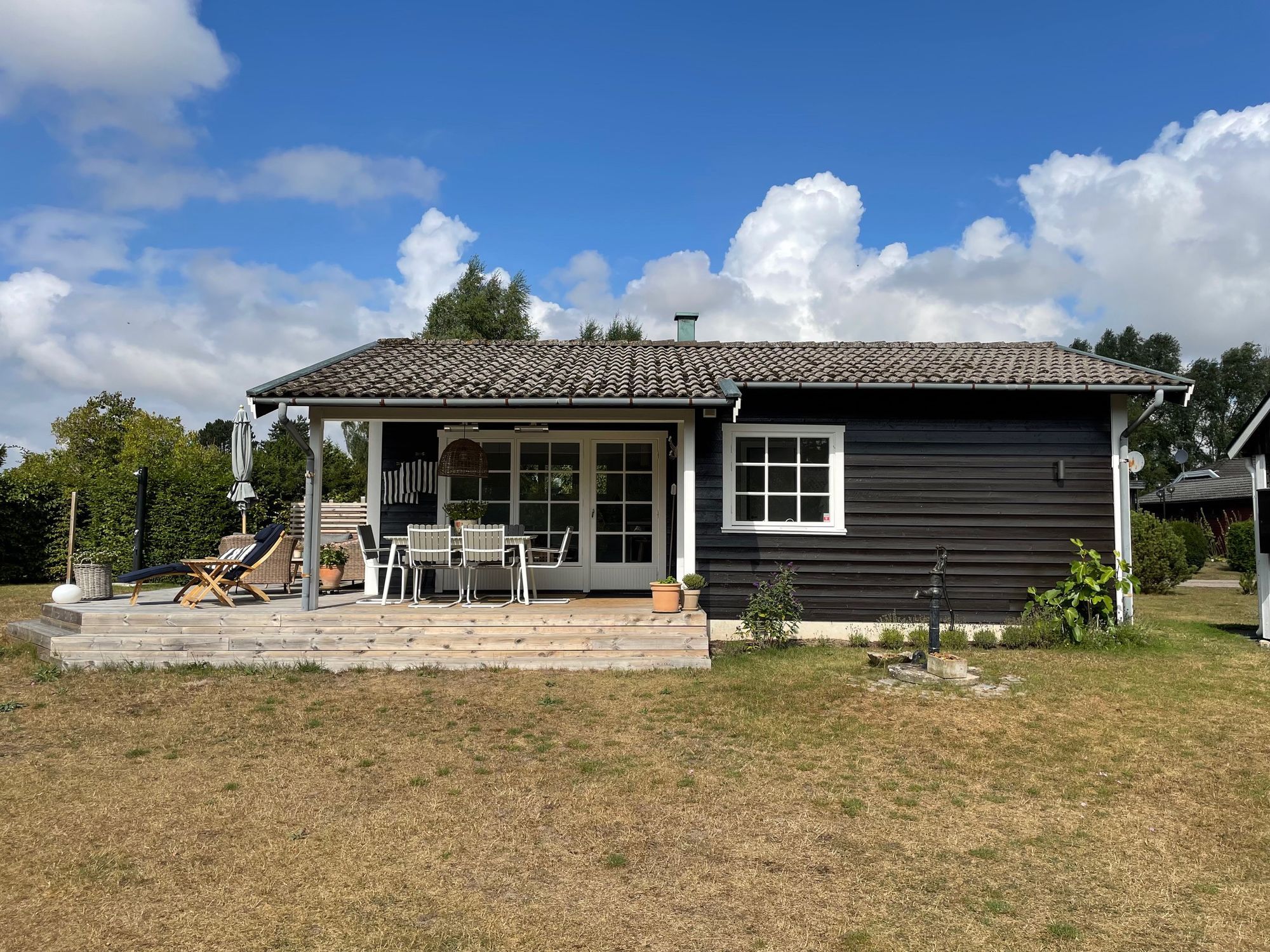 Mysig västkuststuga på sydkusten nära havet