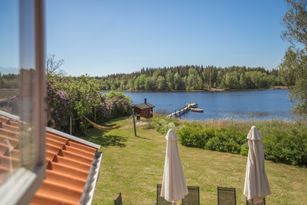 Trivsamt hus med egen strand, brygga ,bastu, båtar