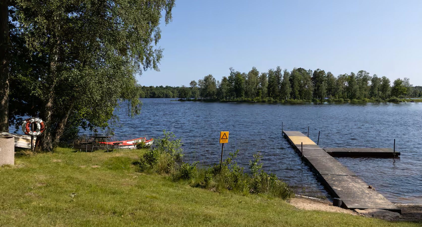 Mysig sommar hus i skogen och nära sjö – bild 20 av 21