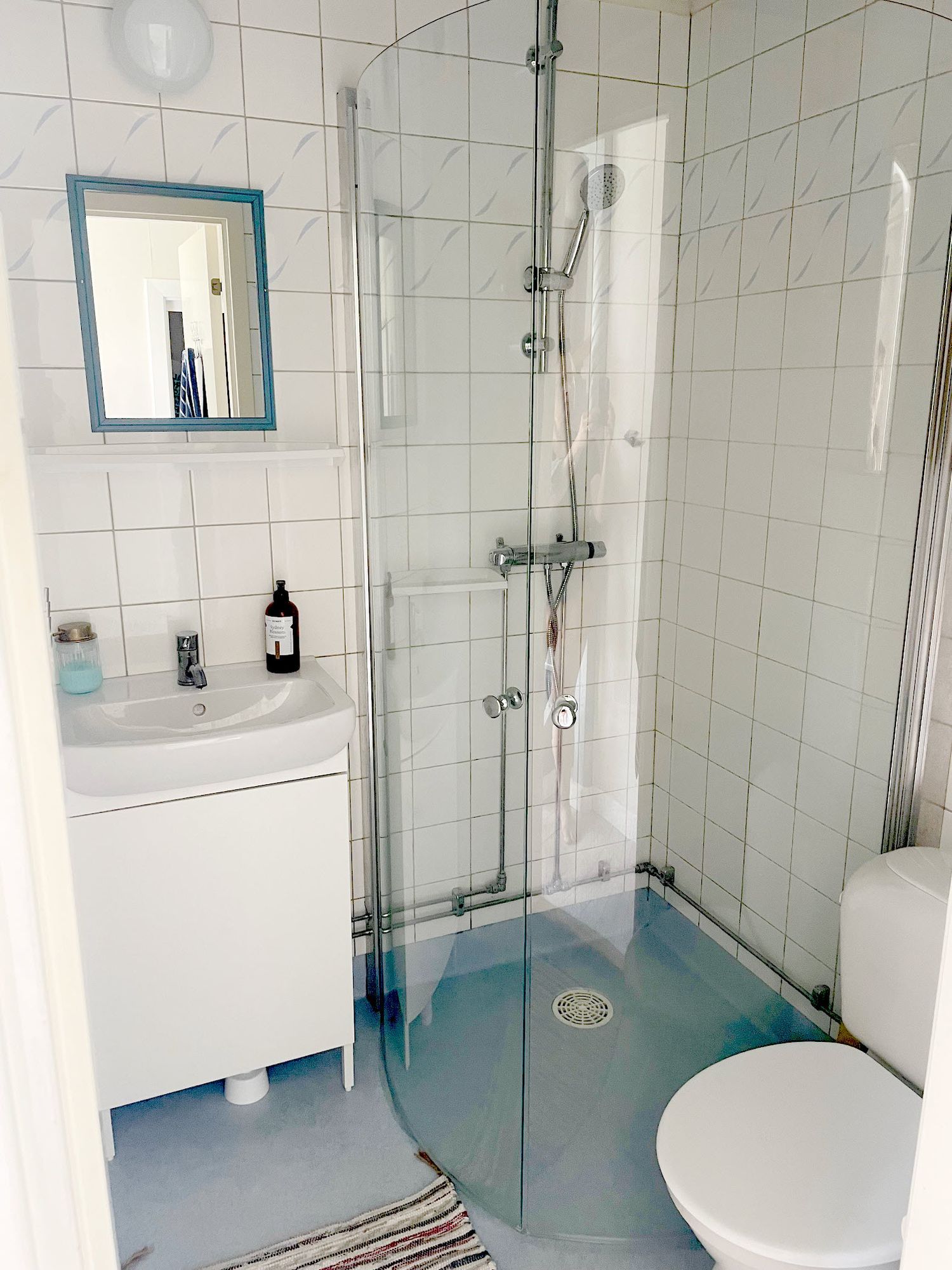 Mysig sommar hus i skogen och nära sjö – bild 14 av 21