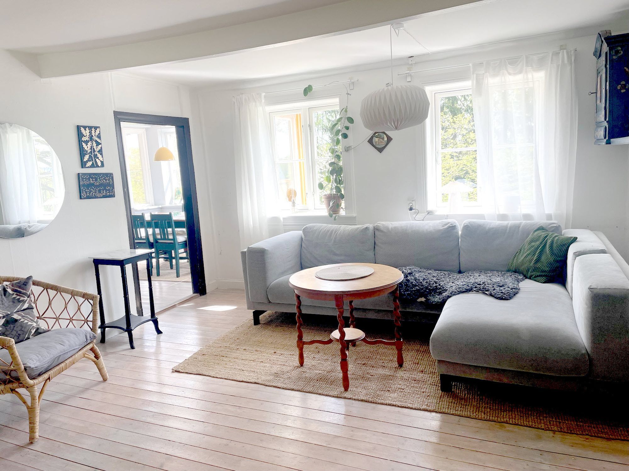 Mysig sommar hus i skogen och nära sjö – bild 4 av 21