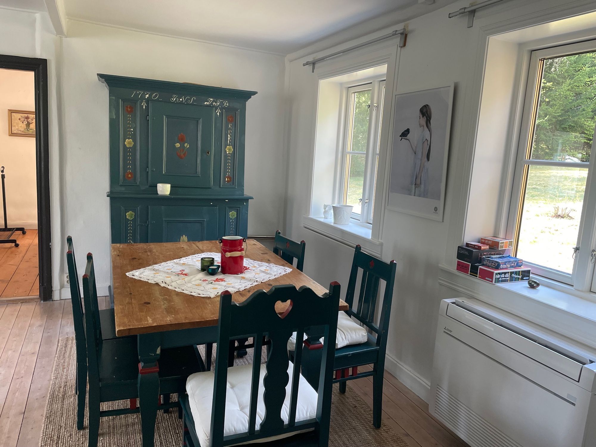 Mysig sommar hus i skogen och nära sjö – bild 2 av 21