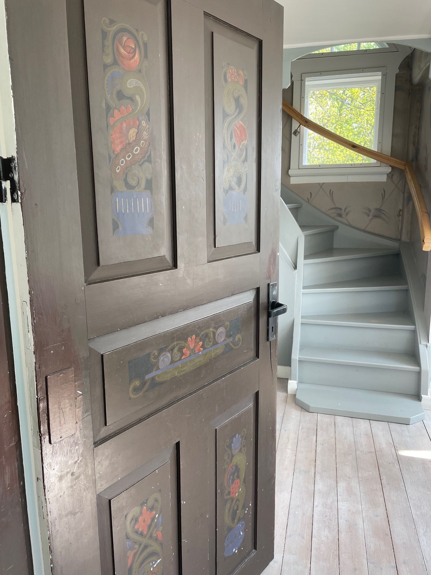 Mysig sommar hus i skogen och nära sjö – bild 9 av 21