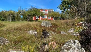 Mysigt typiskt Smålandshus med avskilt skogsläge