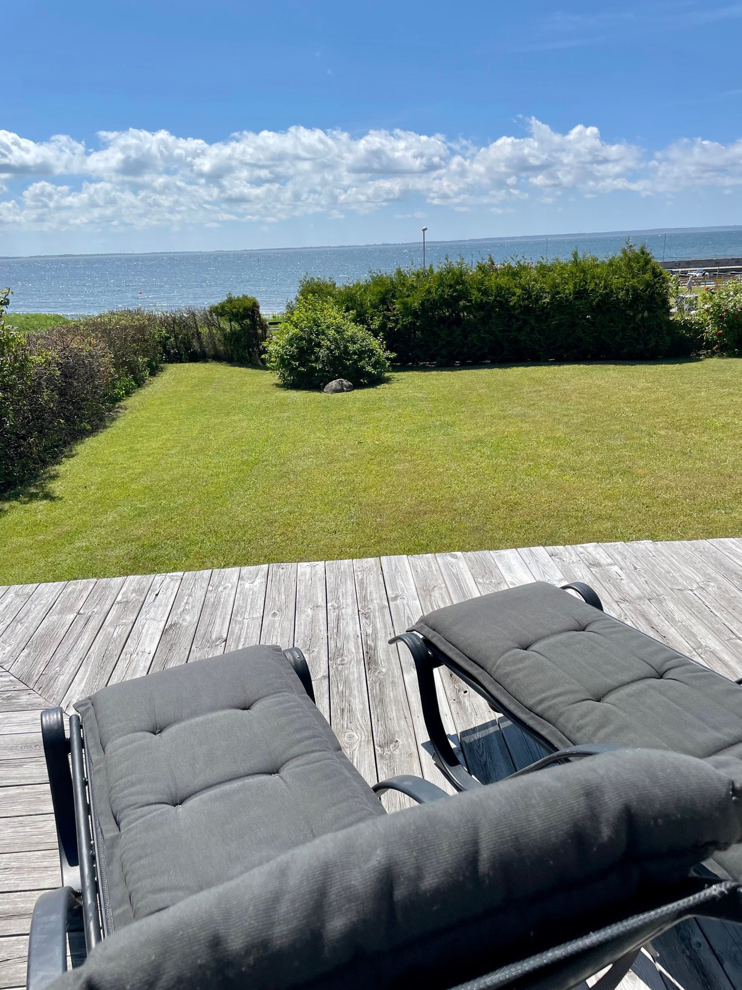 Stuga/hus precis vid havet