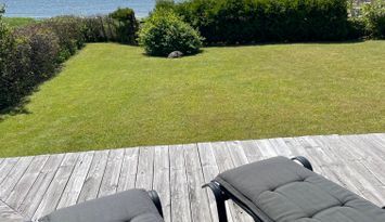 Stuga/hus precis vid havet