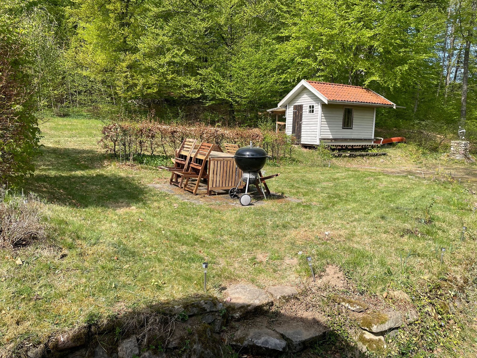 Mysig sommar hus i skogen och nära sjö – bild 7 av 21