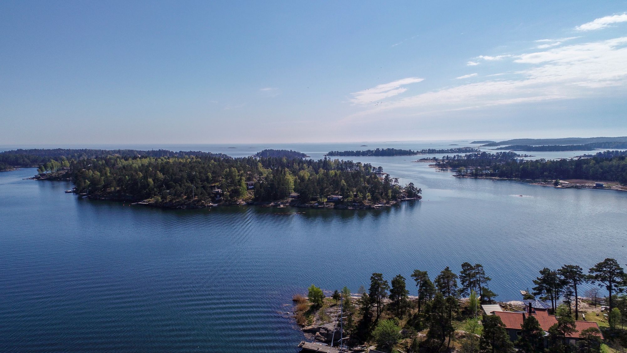 Vacker sjötomt med flera stugor och vedeldad bastu – bild 4 av 23
