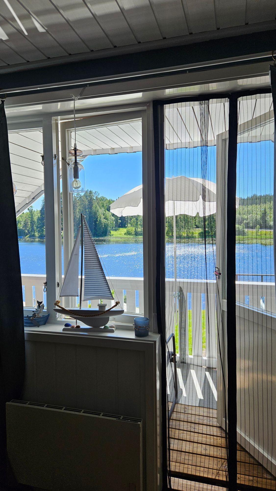 STUGA med  sjö, egen brygga och båt.