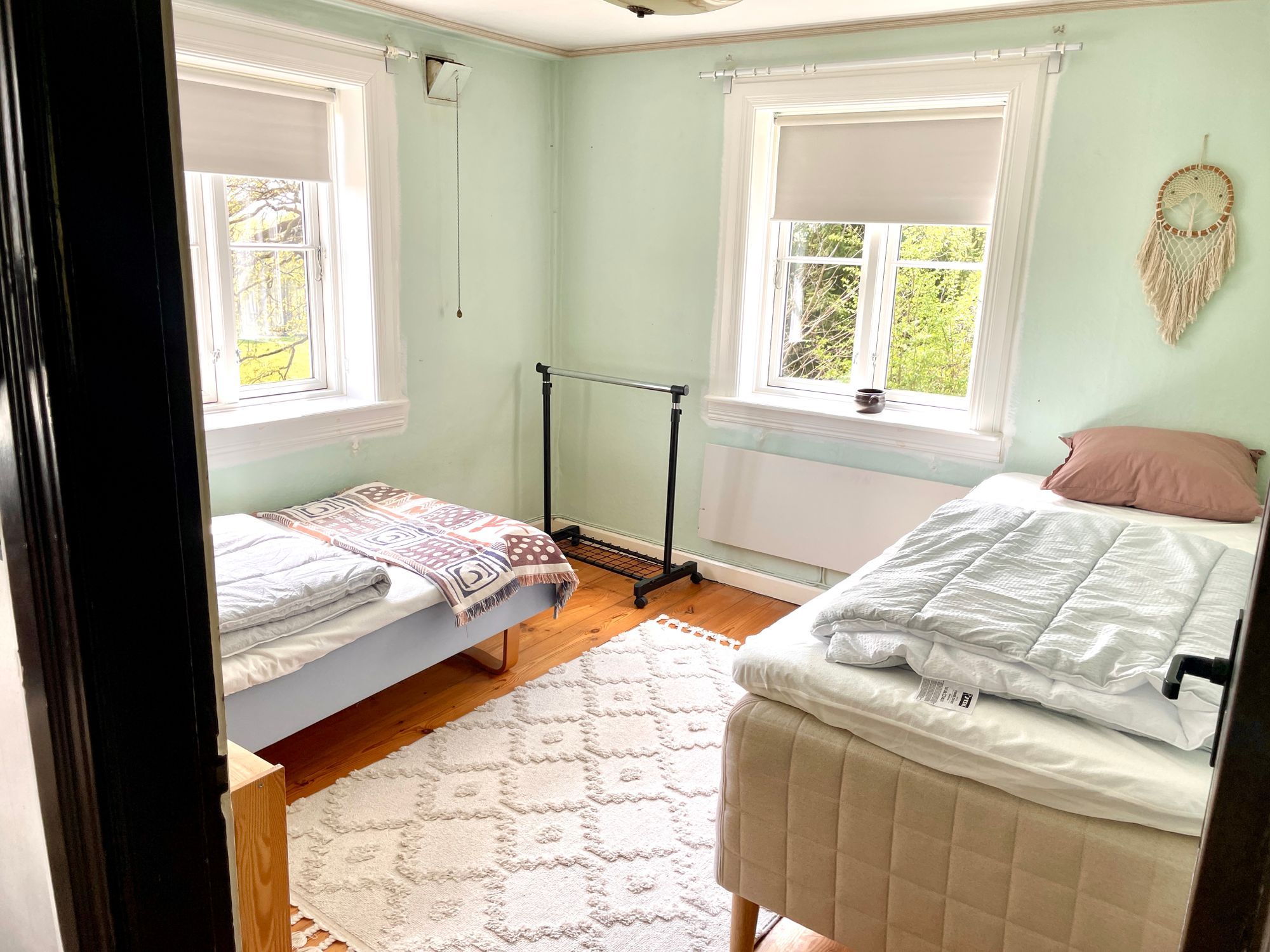 Mysig sommar hus i skogen och nära sjö – bild 16 av 21