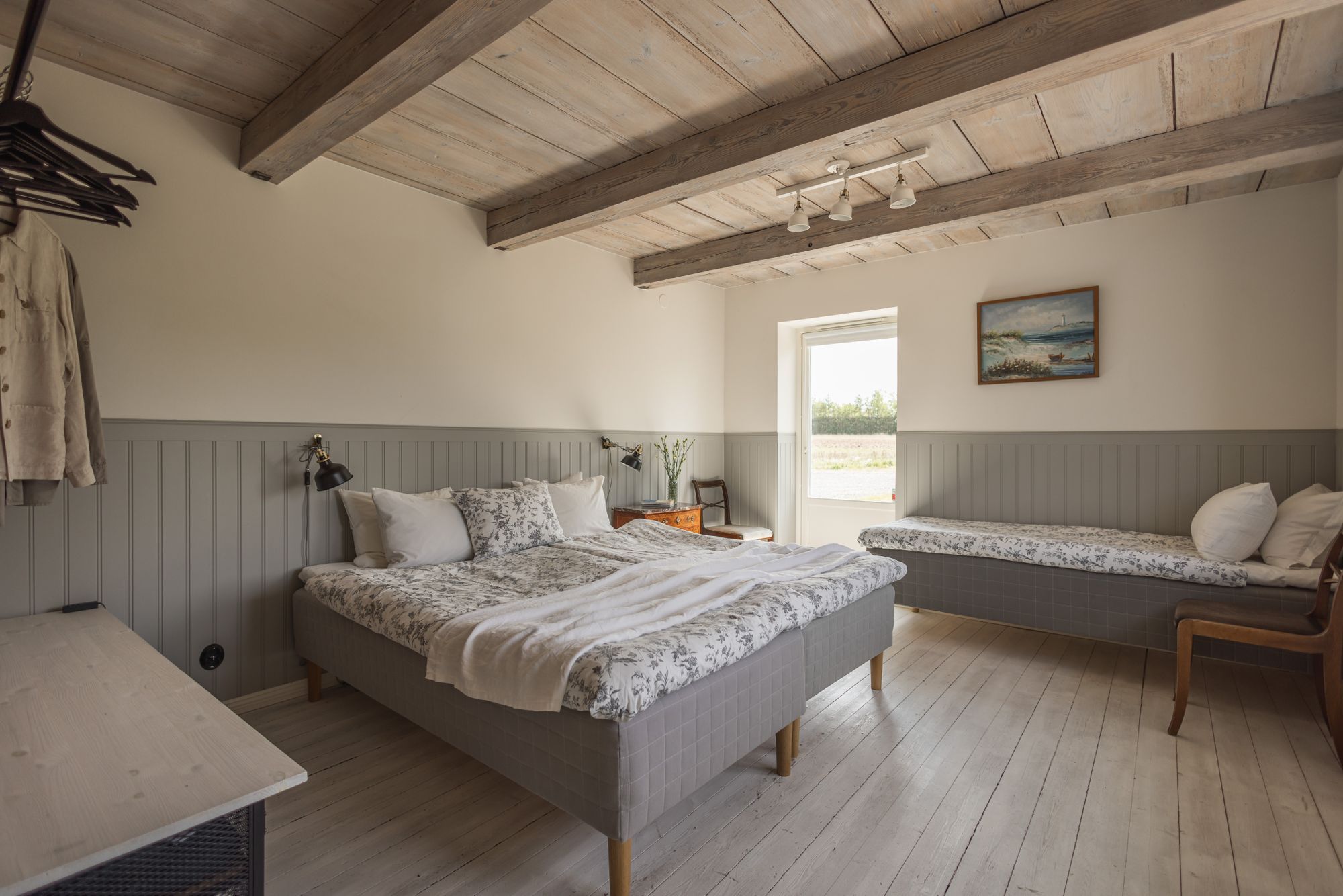 HUS MED POOL PÅ FRIDFULL GÅRD – bild 3 av 24