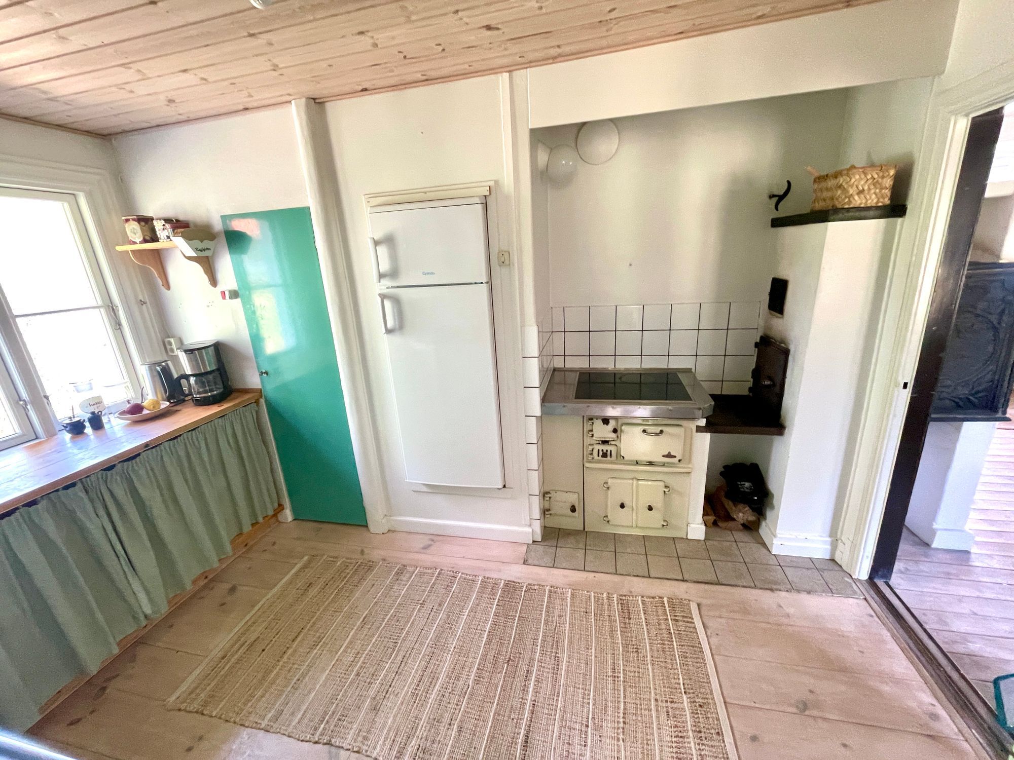 Mysig sommar hus i skogen och nära sjö – bild 13 av 21