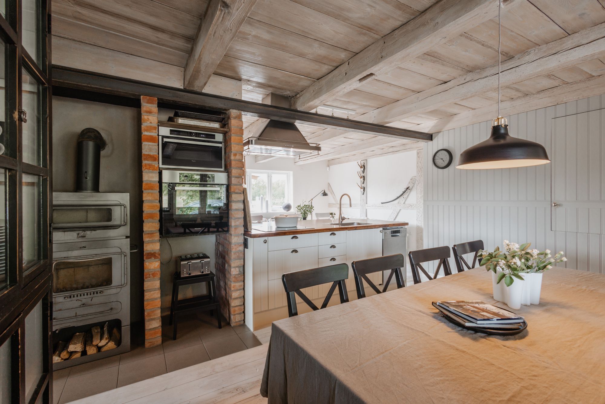 HUS MED POOL PÅ FRIDFULL GÅRD – bild 4 av 24