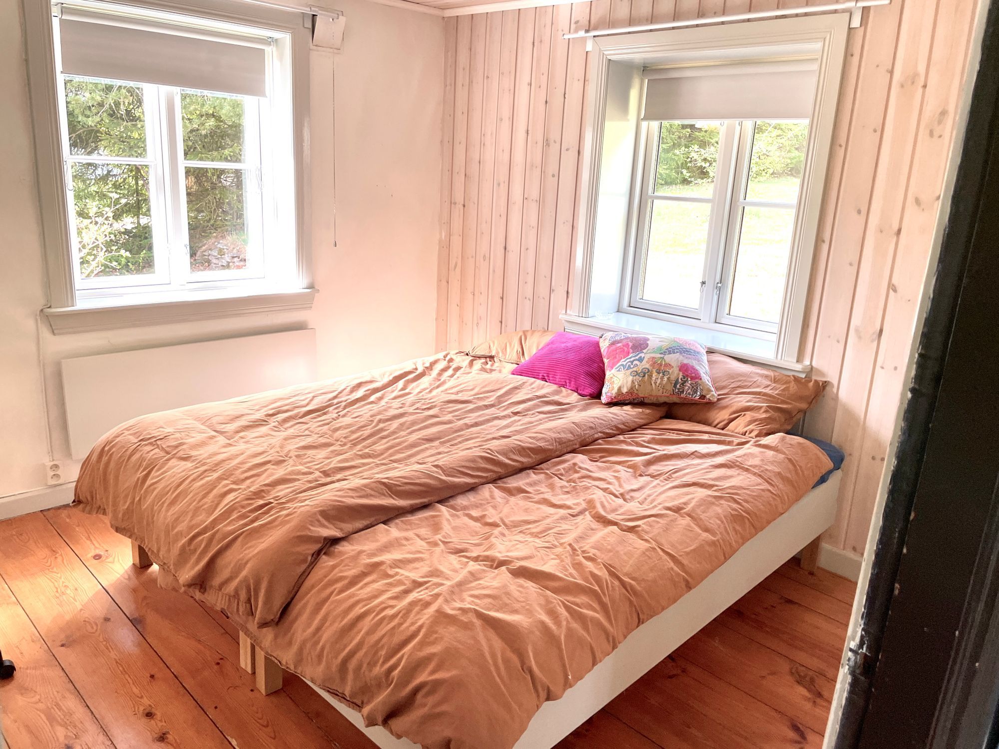 Mysig sommar hus i skogen och nära sjö – bild 15 av 21