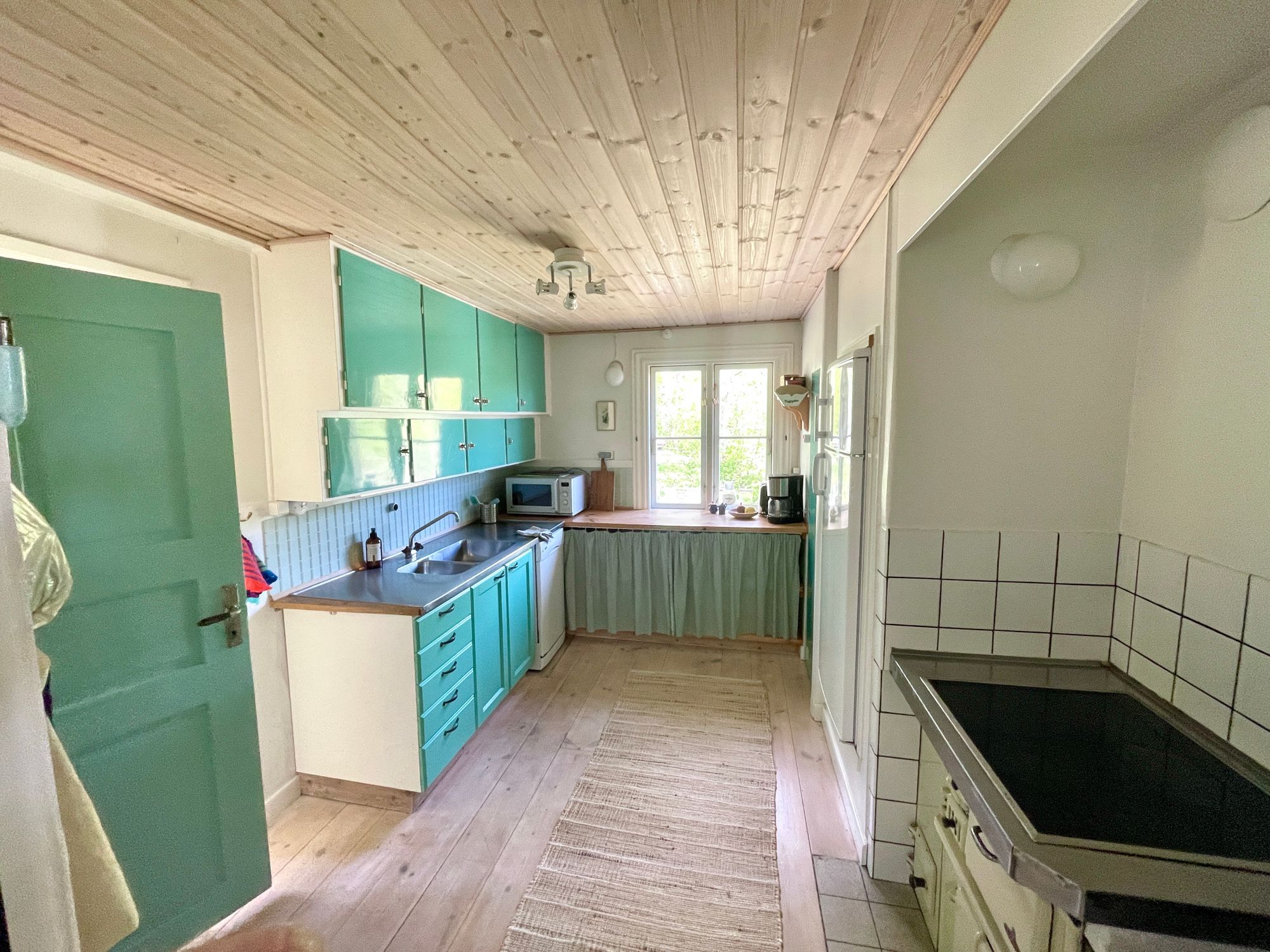 Mysig sommar hus i skogen och nära sjö – bild 12 av 21