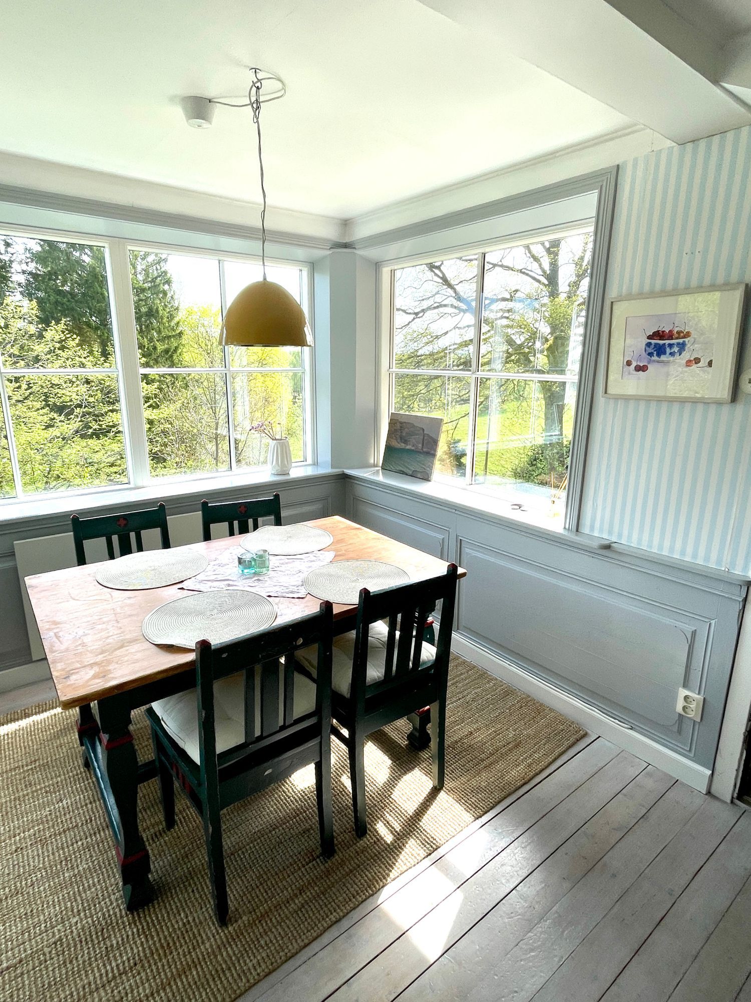 Mysig sommar hus i skogen och nära sjö – bild 19 av 21