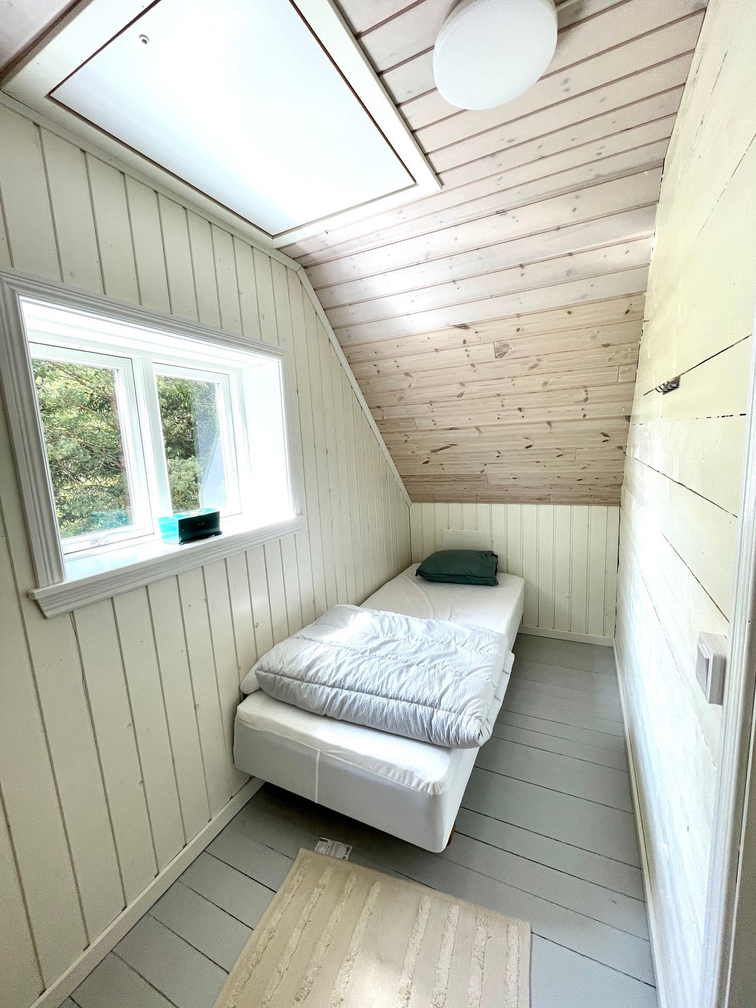 Mysig sommar hus i skogen och nära sjö – bild 18 av 21