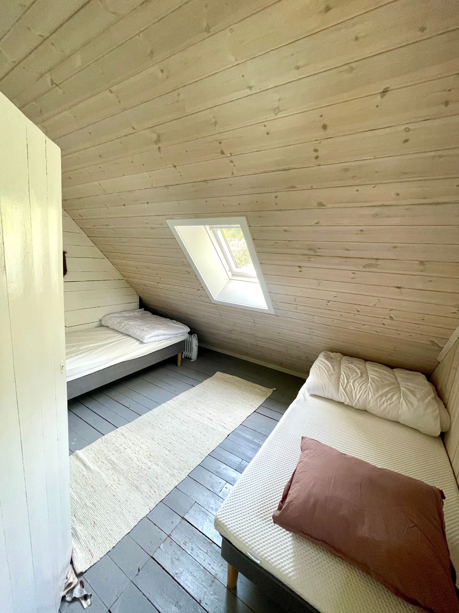 Mysig sommar hus i skogen och nära sjö – bild 17 av 21