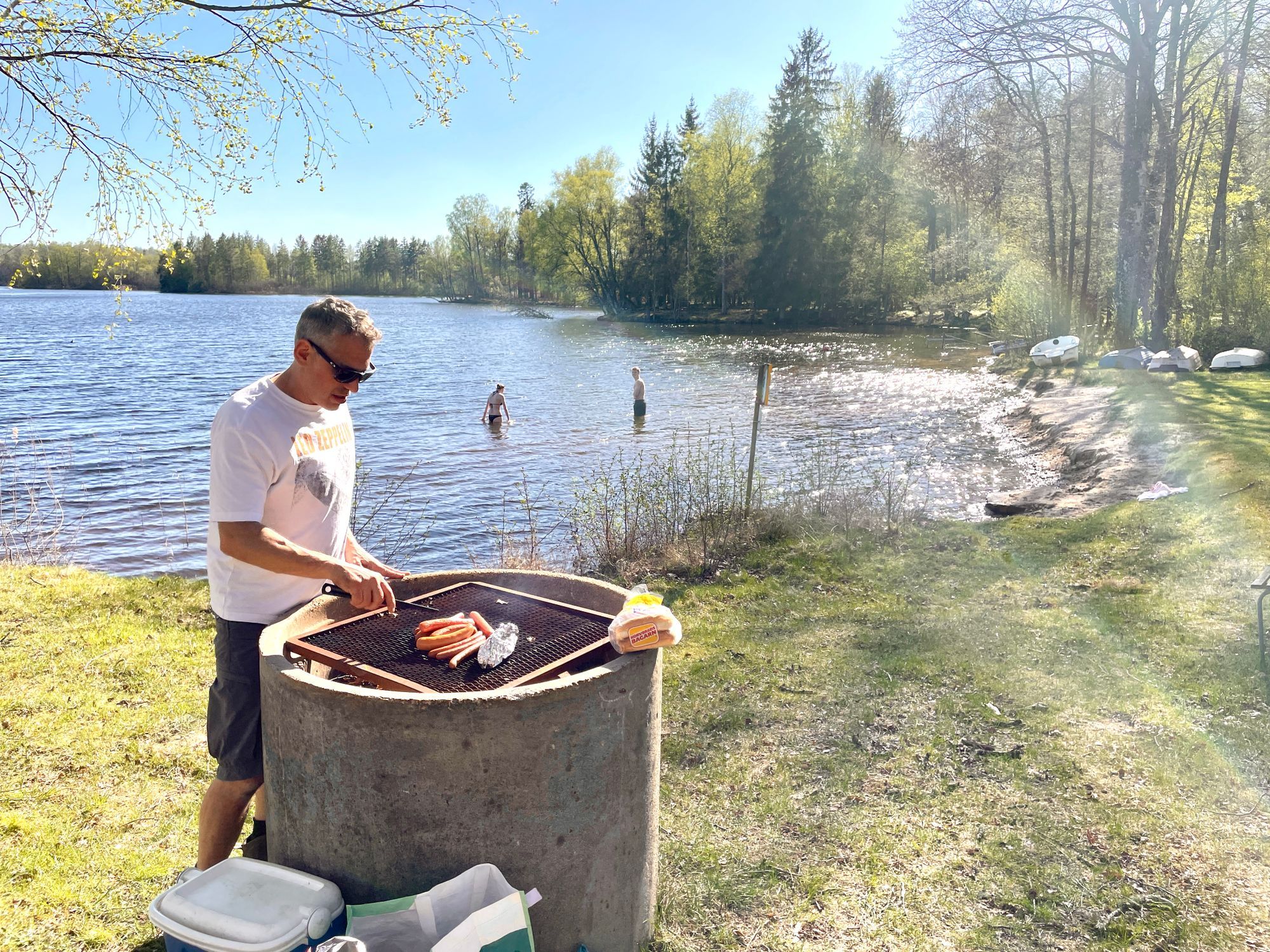 Mysig sommar hus i skogen och nära sjö – bild 21 av 21