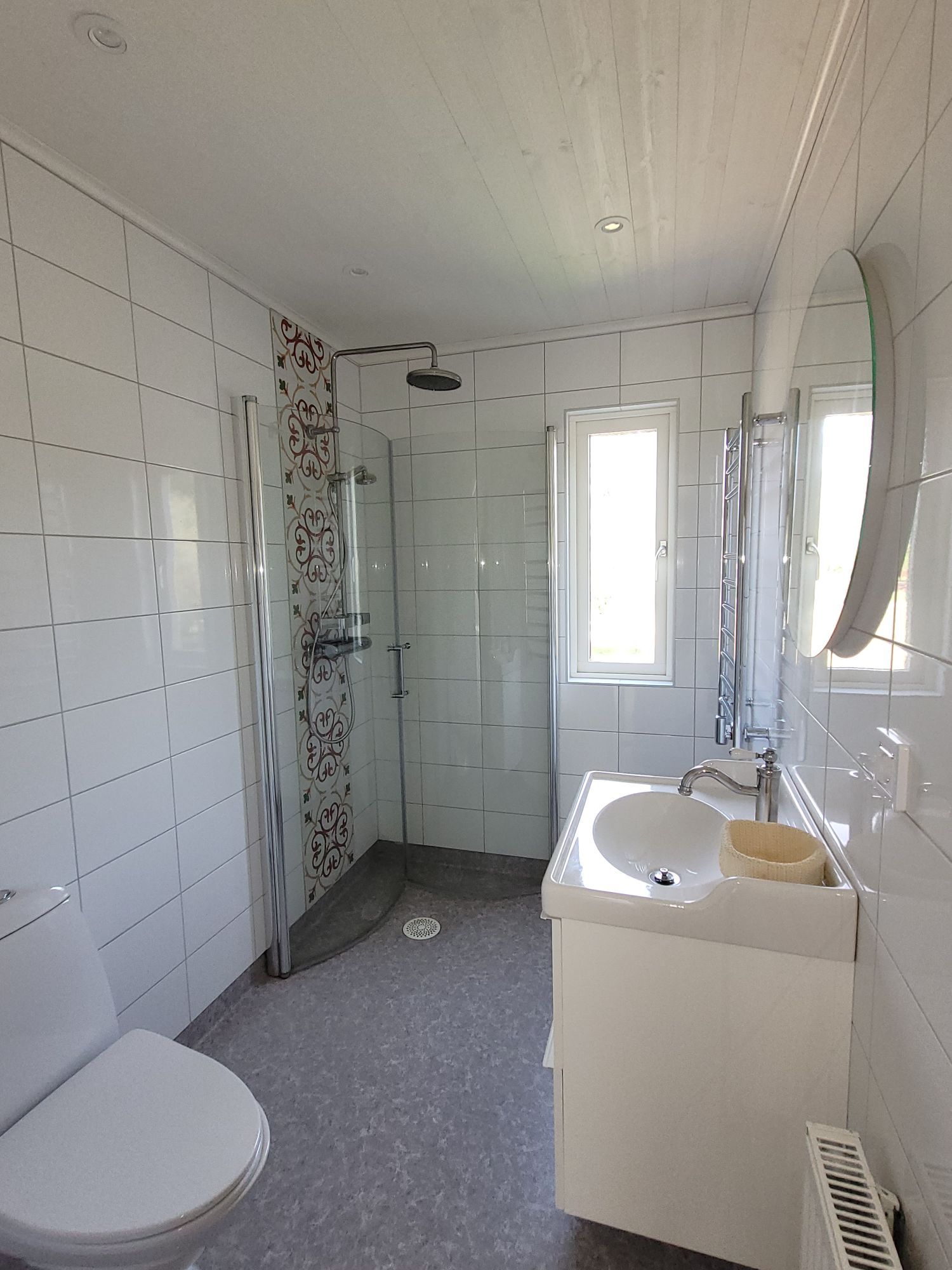 Rymligt hus på landet bredvid damm med egen brygga – bild 24 av 24
