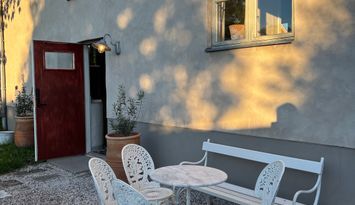 Charmigt stenhus nära muren