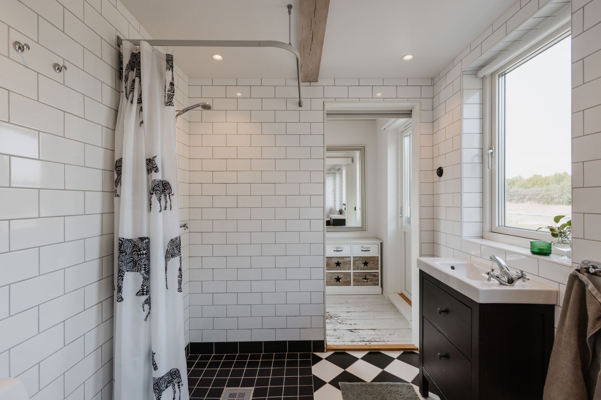 HUS MED POOL PÅ FRIDFULL GÅRD – bild 9 av 24