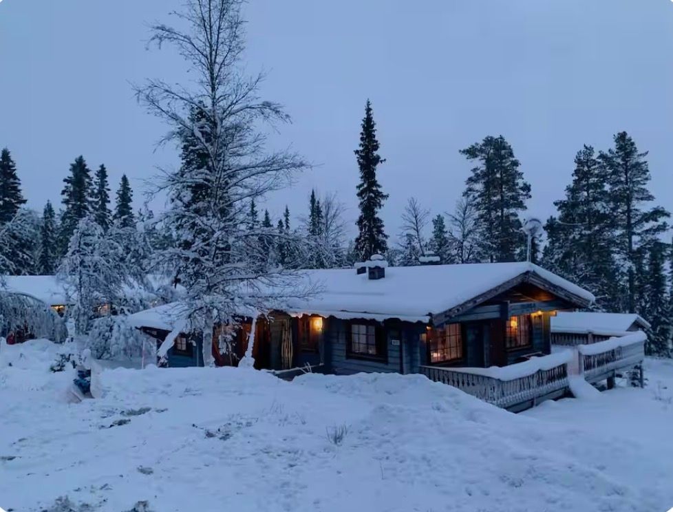 Trivsam, blå stuga i Lofsdalen – bild 3 av 18