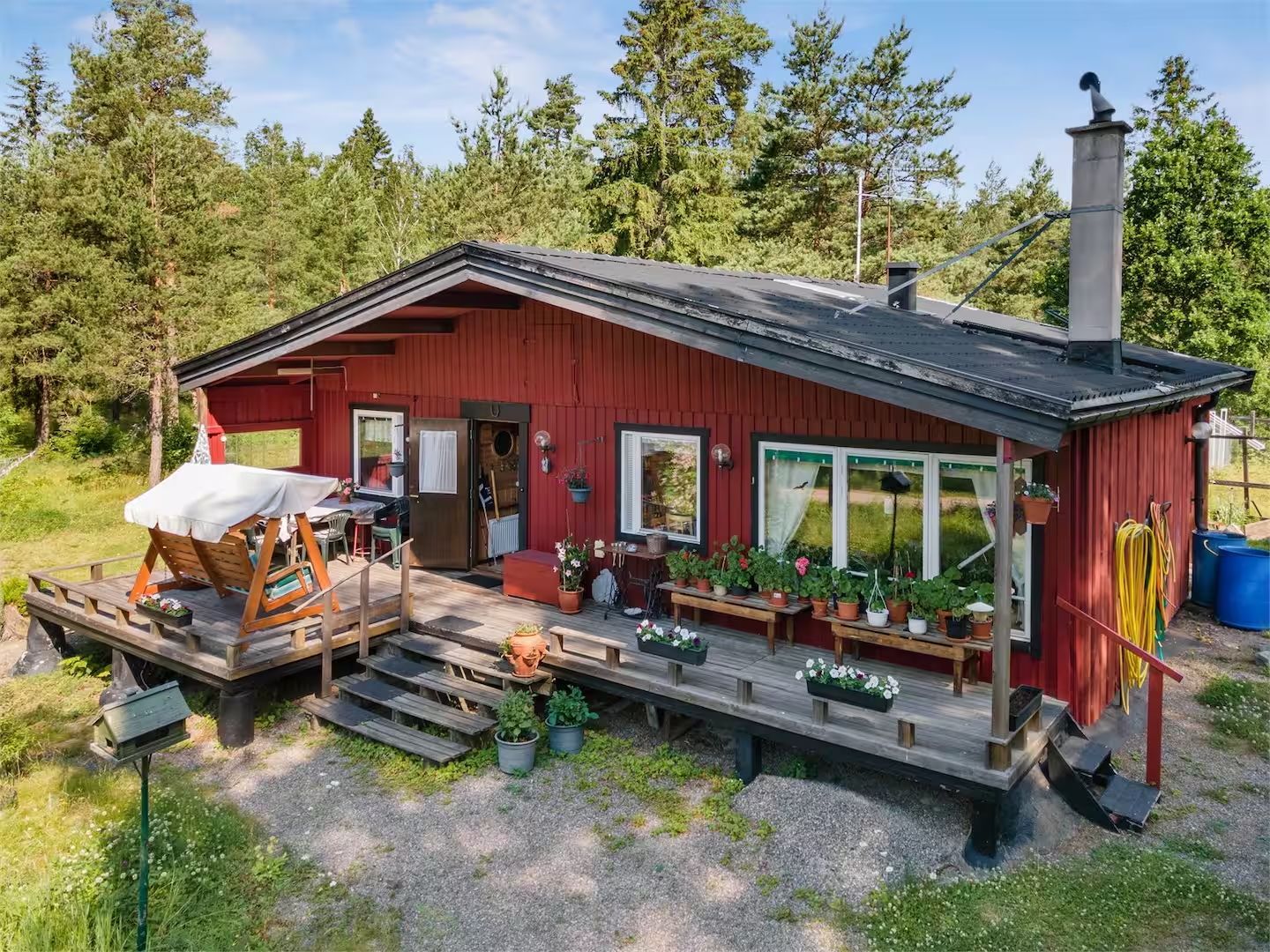 Fin stuga nära skog och badsjö