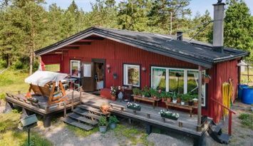 Fin stuga nära skog och badsjö