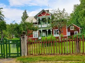 Stort Hälsingehus i natusköna Bergvik