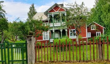 Stort Hälsingehus i natusköna Bergvik