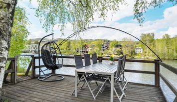 Villa vid vattnet med egen brygga och panoramautsi