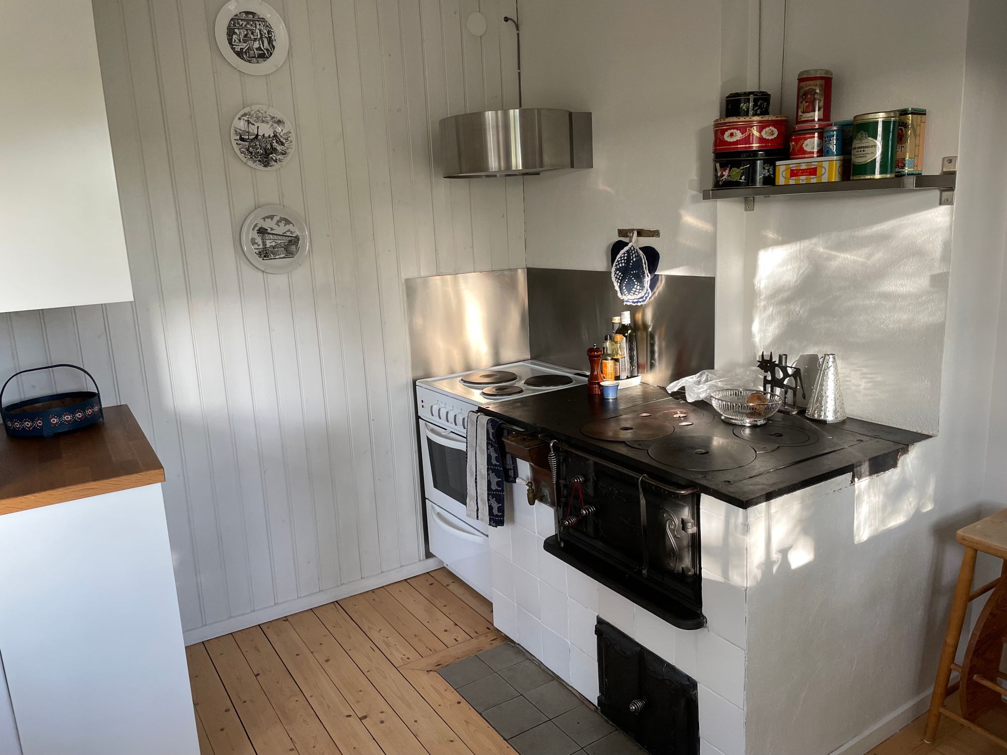 Sjötomt, roddbåt & bastu i lantlig skogsmiljö. – bild 2 av 24