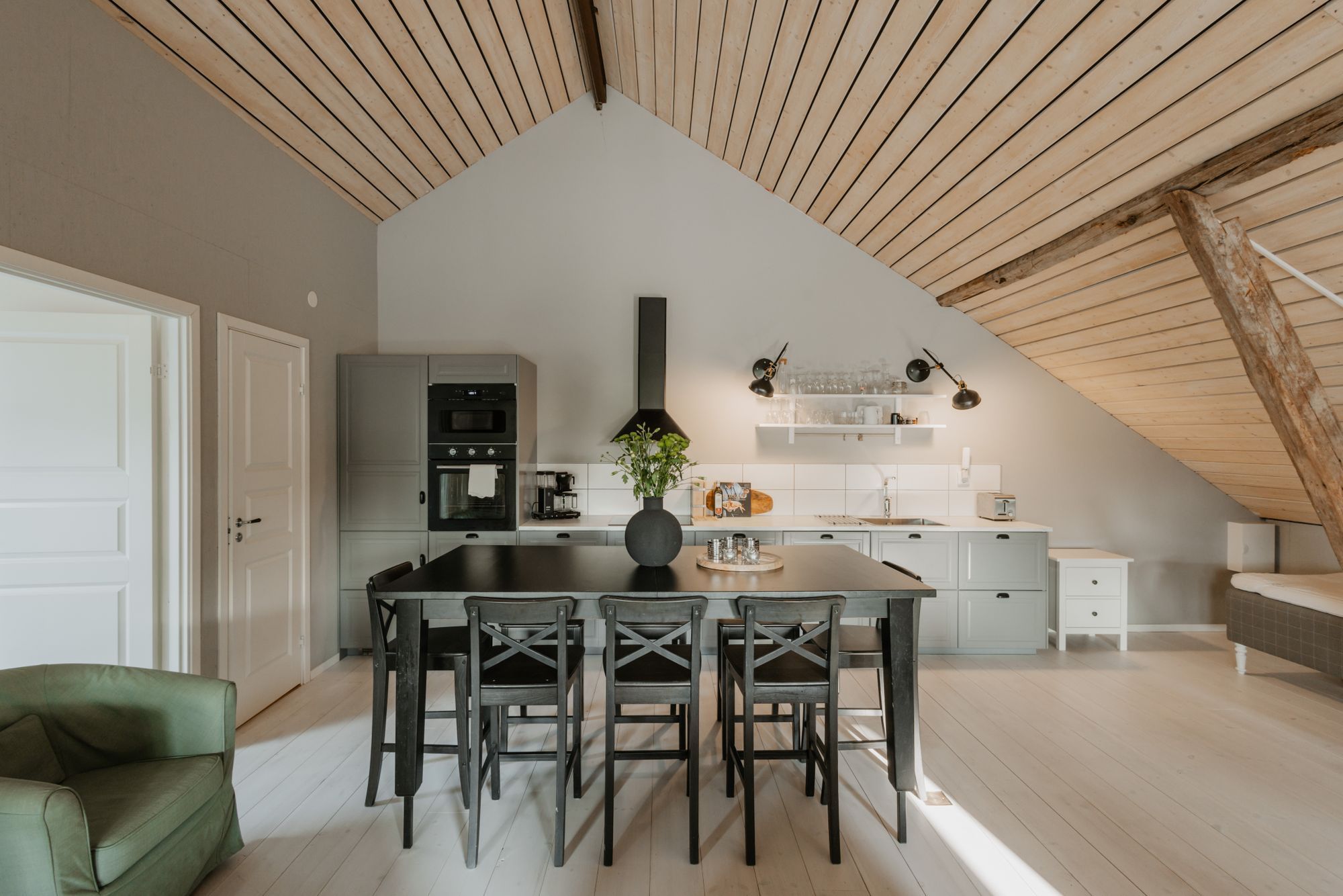 HUS MED POOL PÅ FRIDFULL GÅRD – bild 5 av 24
