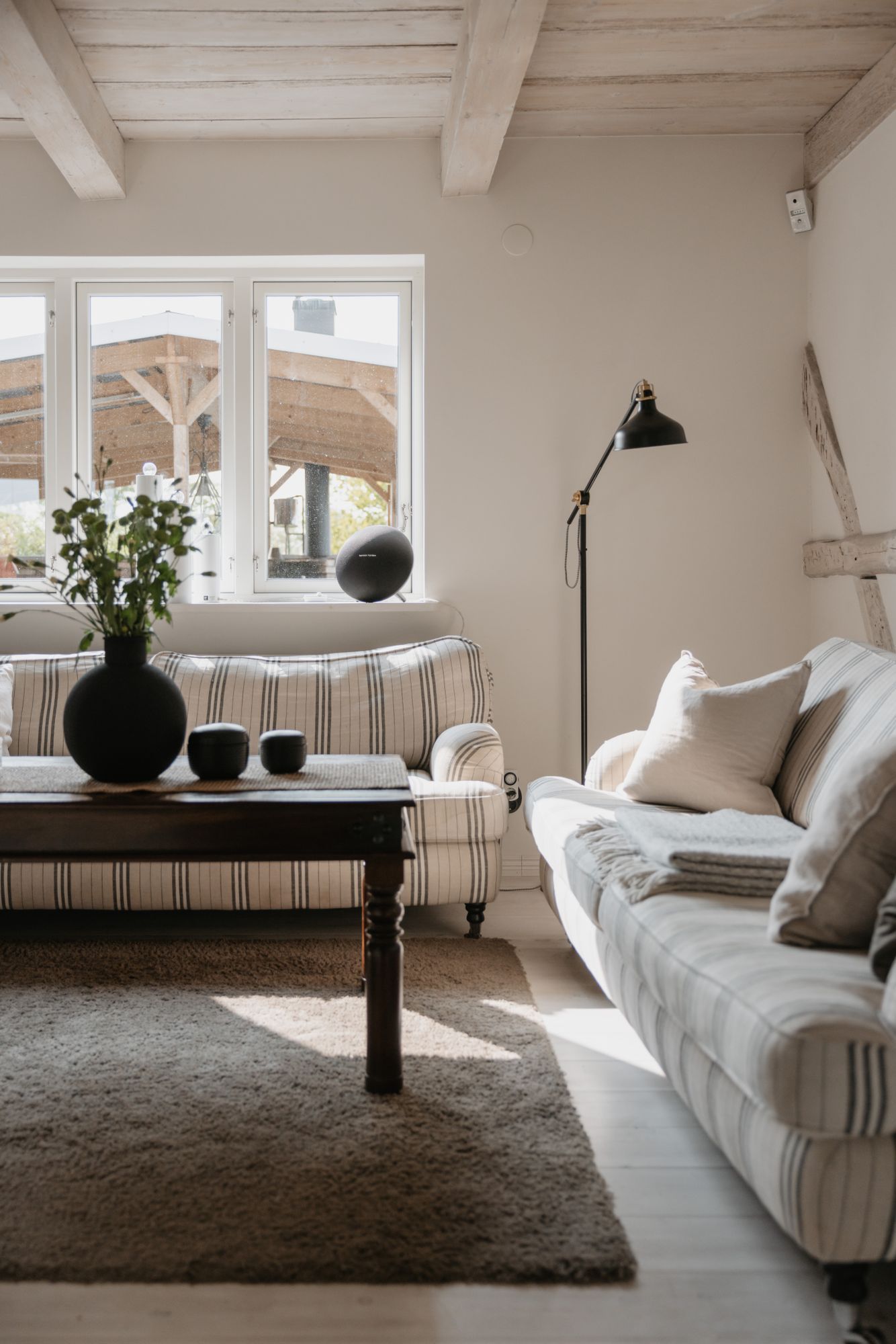 HUS MED POOL PÅ FRIDFULL GÅRD – bild 6 av 24