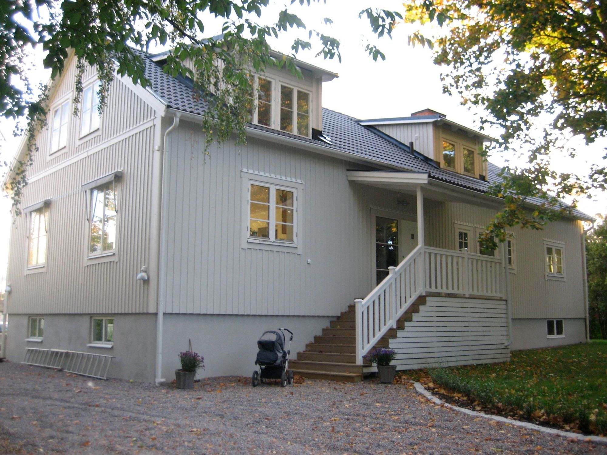 Stort hus nära Stockholm, vatten, bad och natur – bild 3 av 13