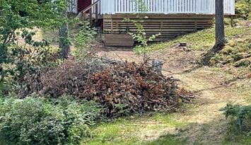 Liten fin stuga vid en vacker sjö