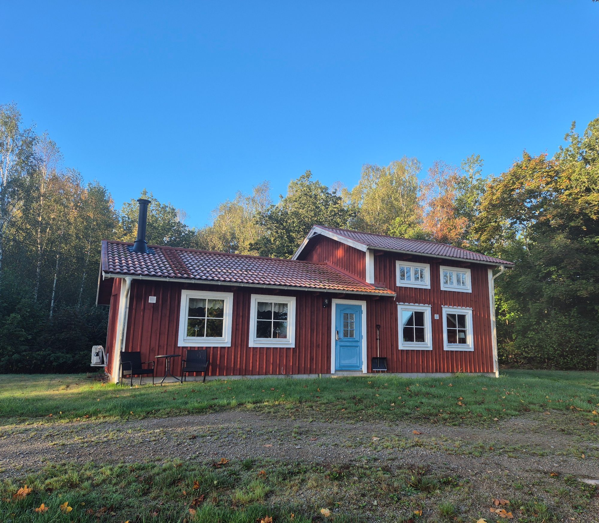 Hel gård från 1790 vid sjö – 2 hus – avskilt läge – bild 2 av 24