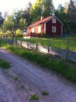 Röd stuga i Småland m egen brygga och roddbåt