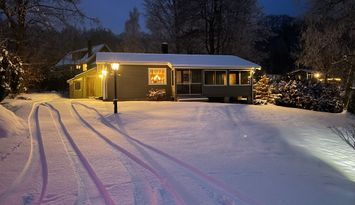 Nyrenoverad stuga i naturskönt läge.