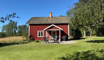 Torp på landet med närhet till naturliv och sjö.