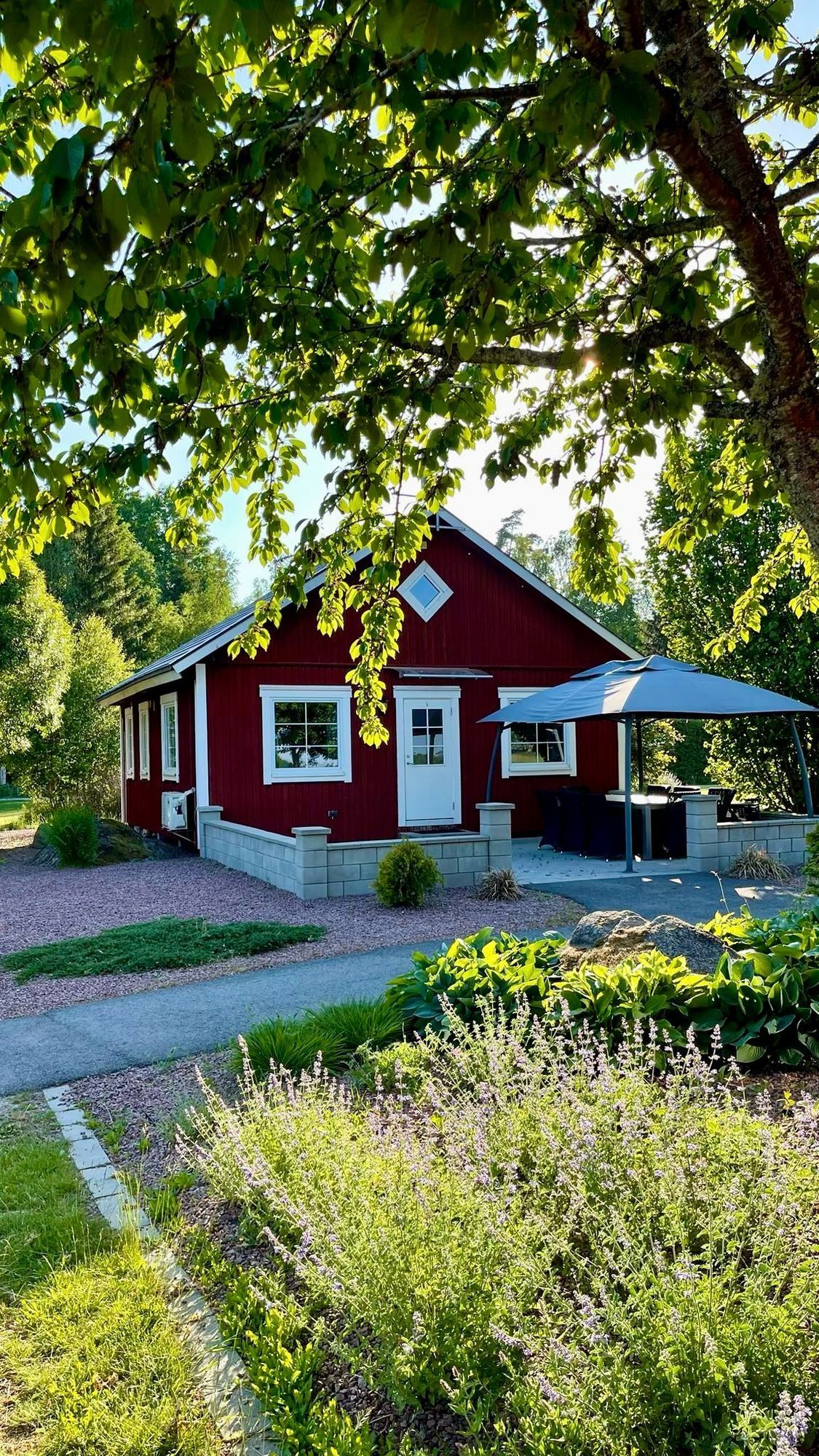 Semesterhus vid sjön med pool och elbåt – bild 2 av 24