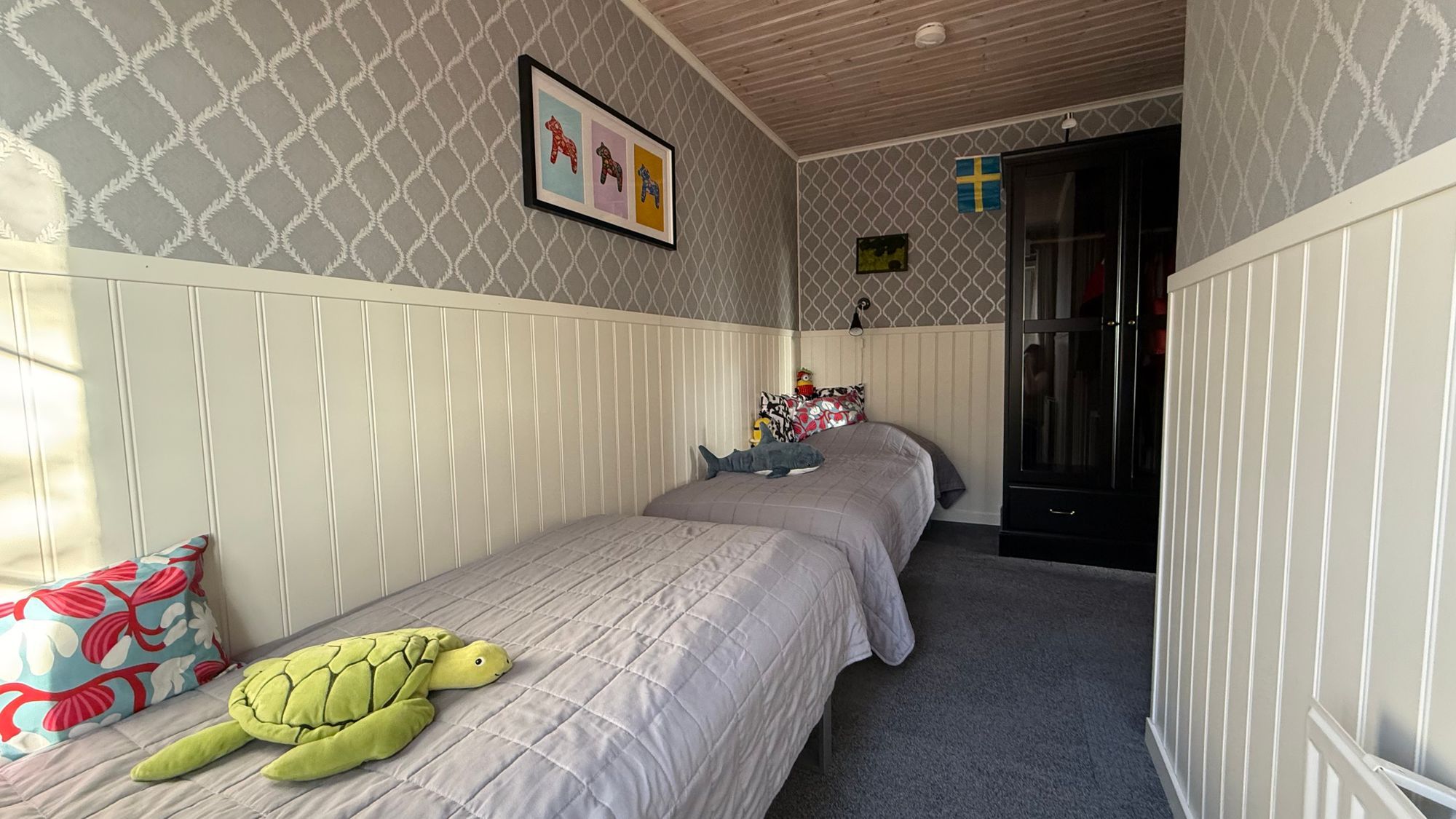 Semesterhus vid sjön med pool och elbåt – bild 13 av 24