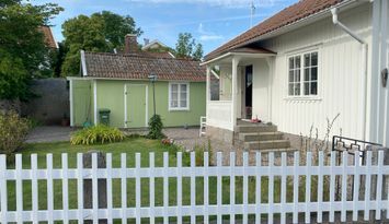 Sommarhus i Havstenssund med sjöbod